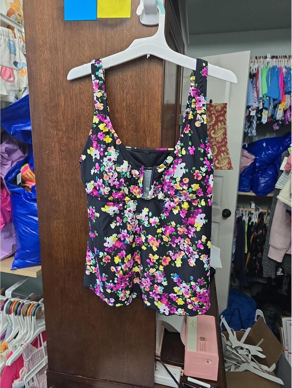 Size 6 brand new women's swim top from lands end item 1379